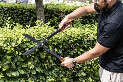 Sövényvágó  61cm fogazott penge 1100g BLACK+DECKER